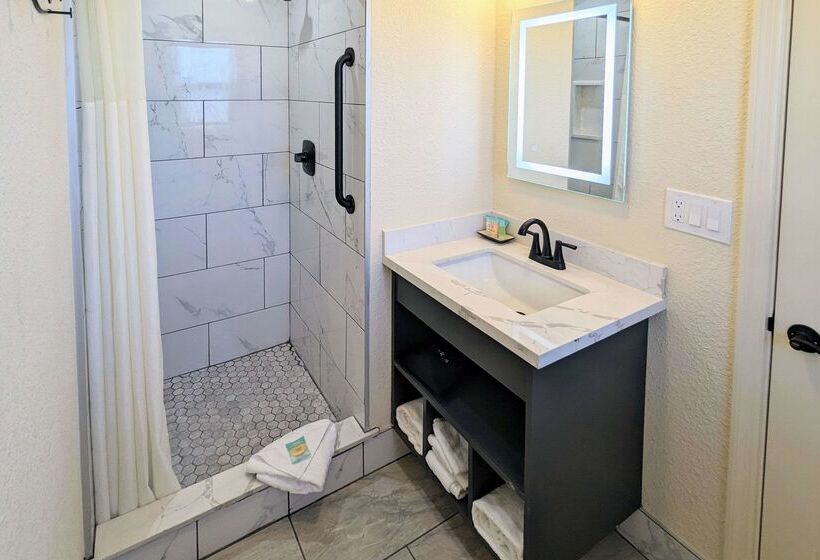 בית מלון כפרי Clarion  Collection Wilkie S Inn Pacific Grove  Monterey