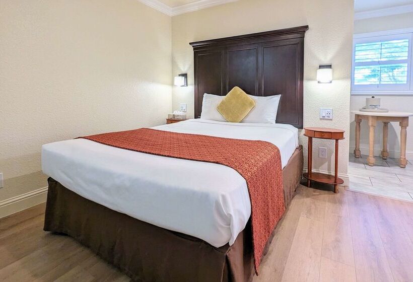 בית מלון כפרי Clarion  Collection Wilkie S Inn Pacific Grove  Monterey