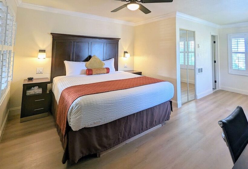 בית מלון כפרי Clarion  Collection Wilkie S Inn Pacific Grove  Monterey