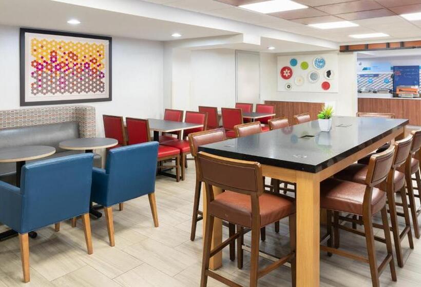 هتل Holiday Inn Express Rochester   Greece, An Ihg