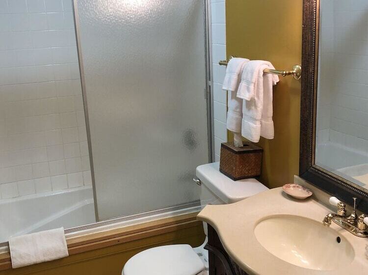 هتل Red Elephant Inn Bed And Breakfast