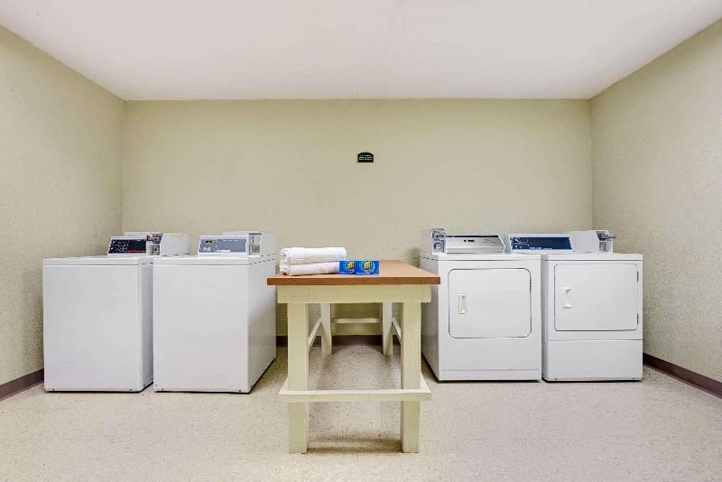 هتل Spark By Hilton Wichita East