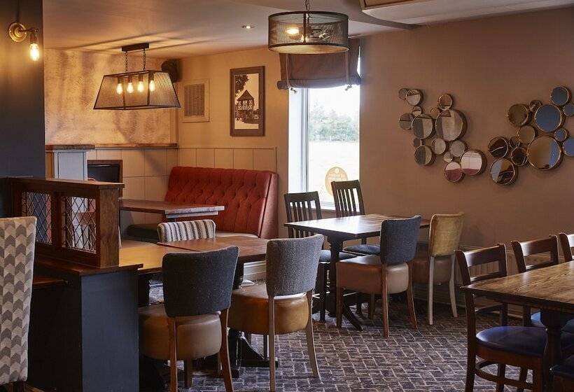 בית מלון כפרי The Churchill By Greene King Inns