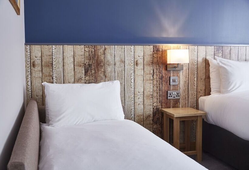 בית מלון כפרי The Churchill By Greene King Inns