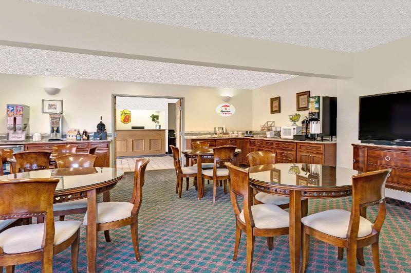 هتل Super 8 By Wyndham Windsor