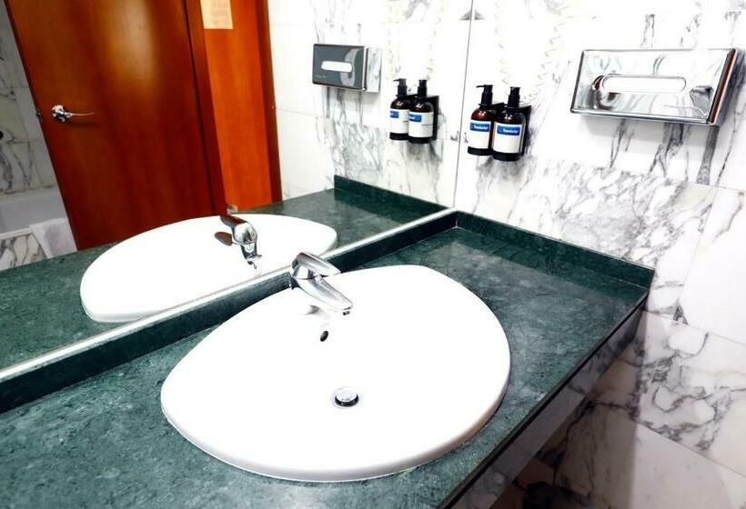 هتل Travelodge Madrid Coslada Airport