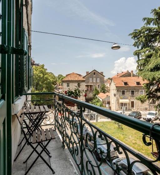 تختخواب و صبحانه Evala Luxury Rooms With Pool And Garden