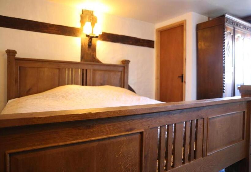 Отель Chequers Inn