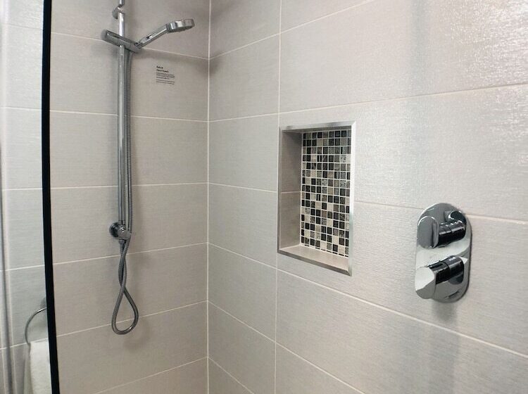 Ilfracombe House Hotel   Near Cliffs Pavilion