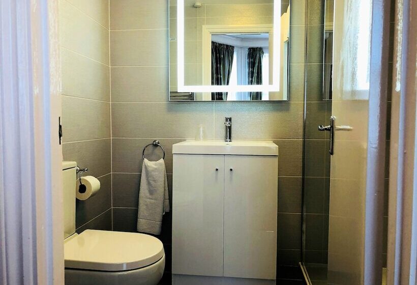 Ilfracombe House Hotel   Near Cliffs Pavilion