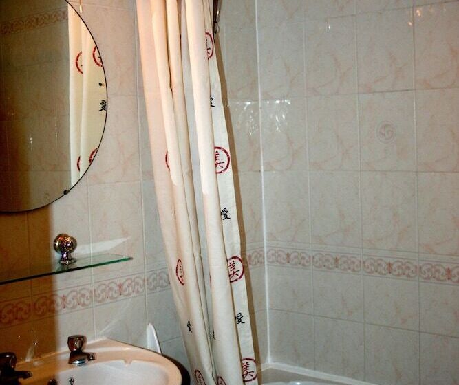 Ilfracombe House Hotel   Near Cliffs Pavilion