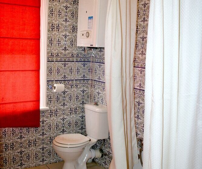 Ilfracombe House Hotel   Near Cliffs Pavilion