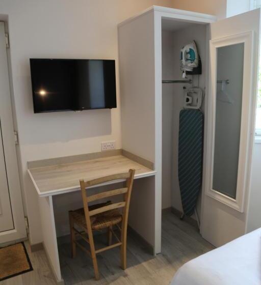 Пансион Debden Guest House