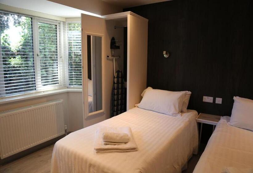 Пансион Debden Guest House