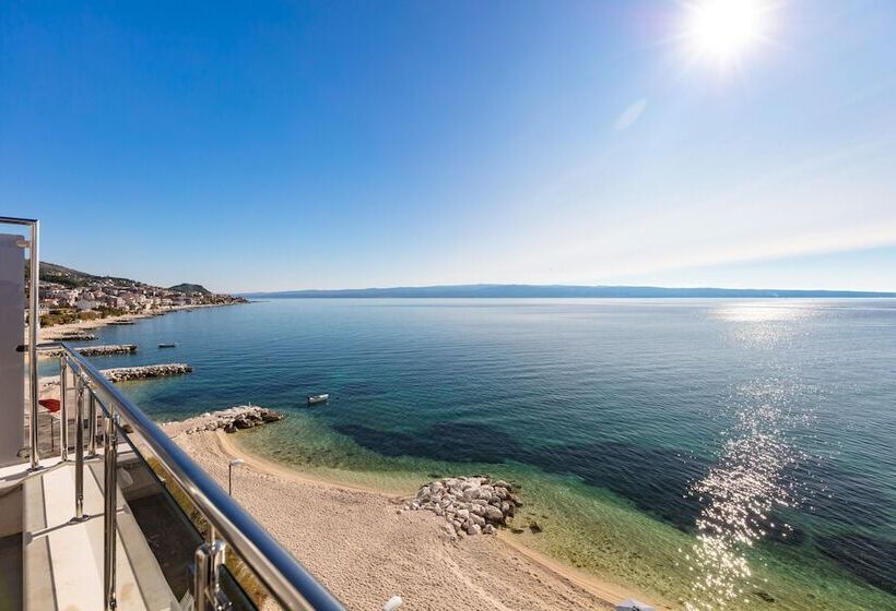 Spacious Beachfront Apartments Tanita