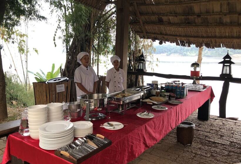 هتل On The Mekong Resort