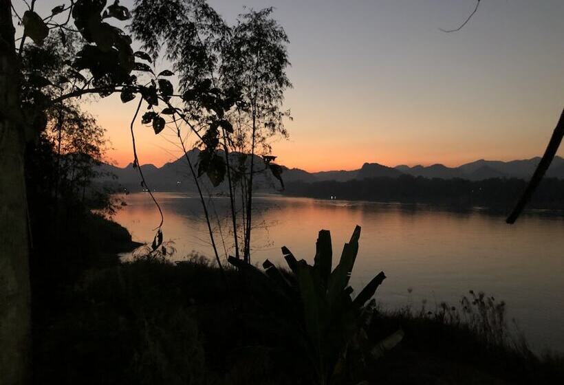 هتل On The Mekong Resort