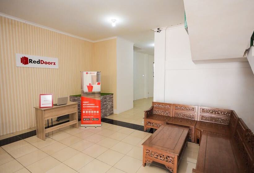پانسیون Reddoorz Near Plaza Araya Malang