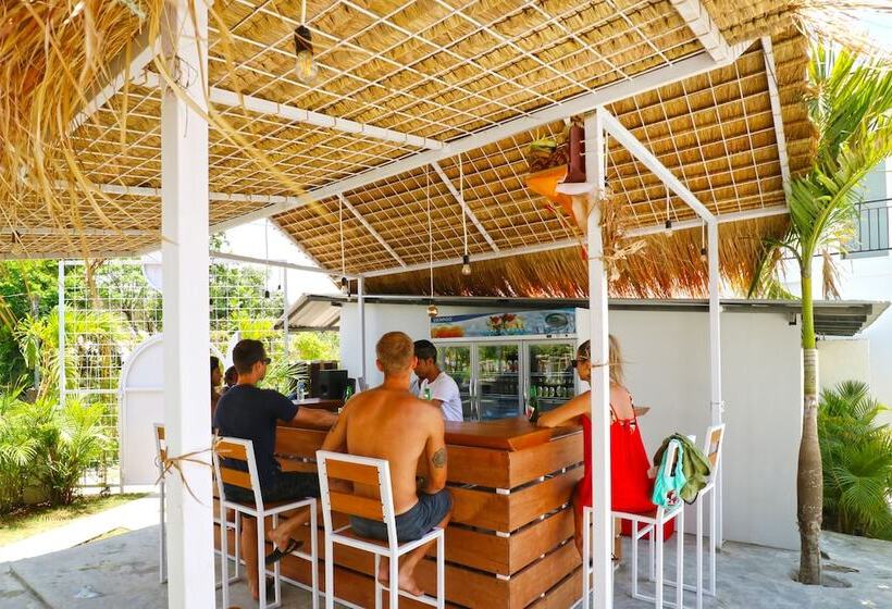 هتل Mondo Surf Village