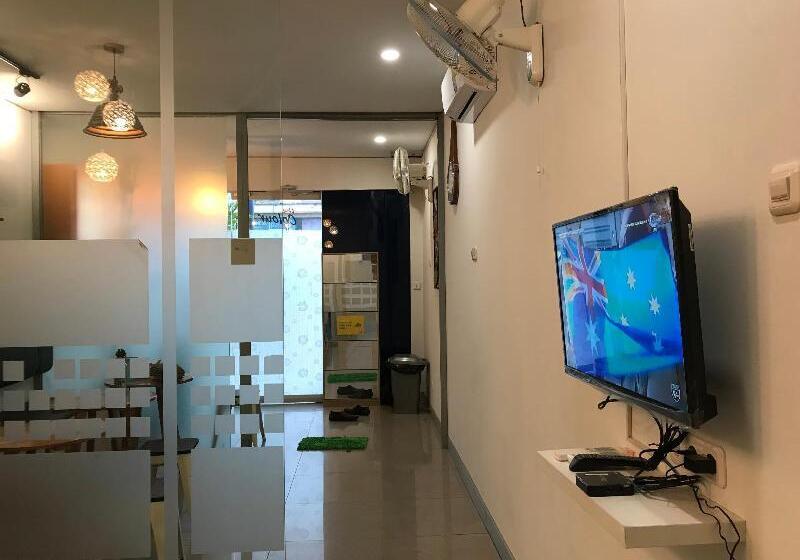 هتل The Colour Hostel