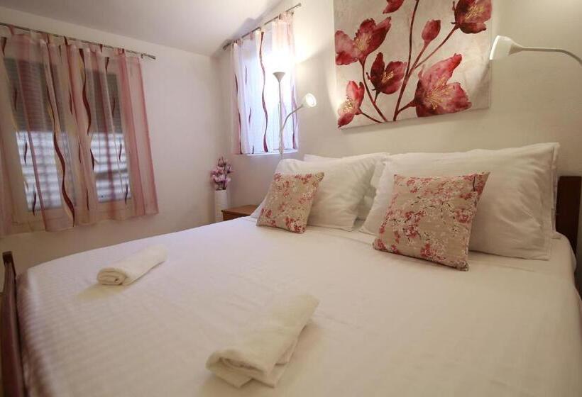 بنسيون Apartmani Daša Tučepi