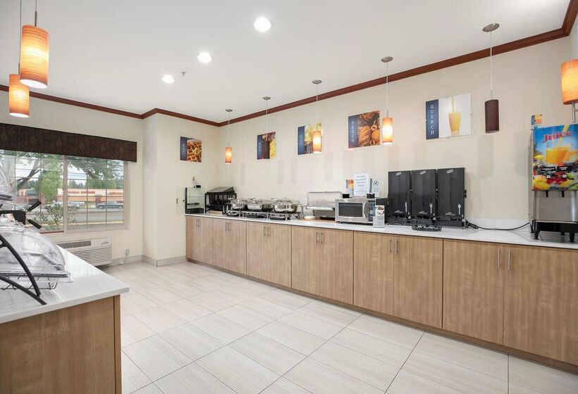 호텔 Best Western Plus Northwind Inn & Suites