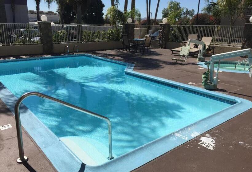 בית מלון כפרי Chula Vista Inn