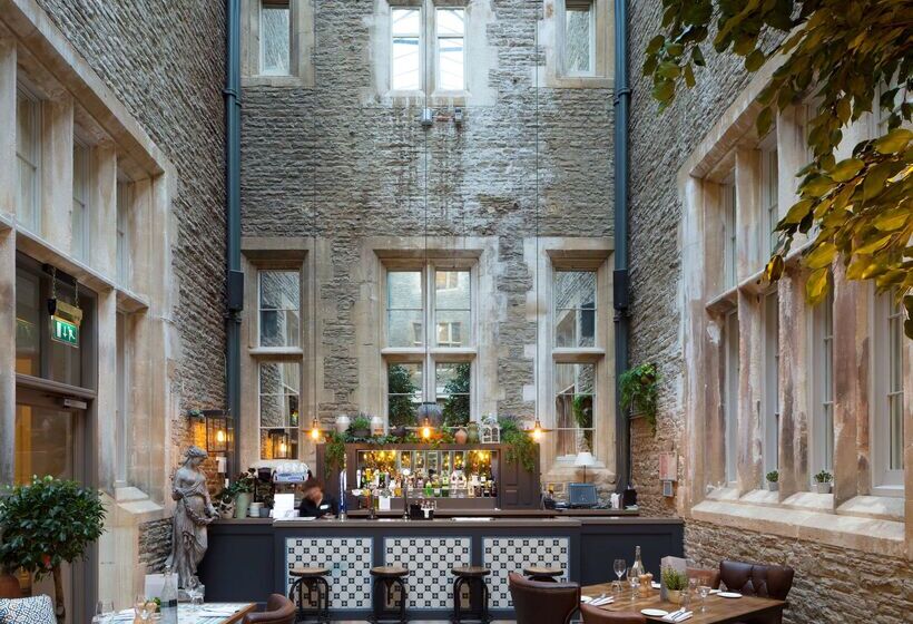 בית מלון כפרי De Vere Tortworth Court