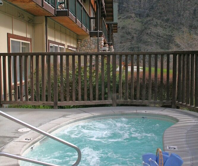 ホテル Salmon Rapids Lodge
