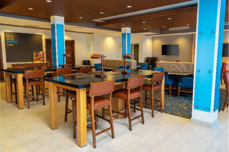 هتل Holiday Inn Express & Suites   Las Vegas   E Tropicana, An Ihg