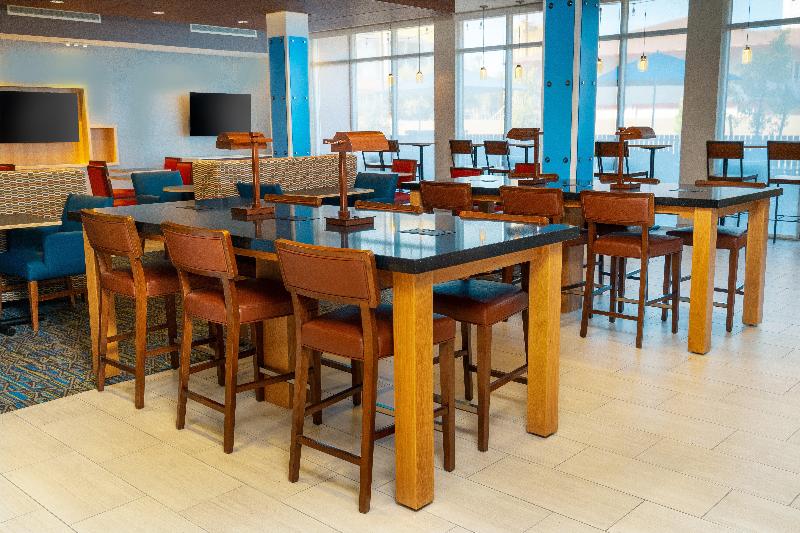هتل Holiday Inn Express & Suites   Las Vegas   E Tropicana, An Ihg