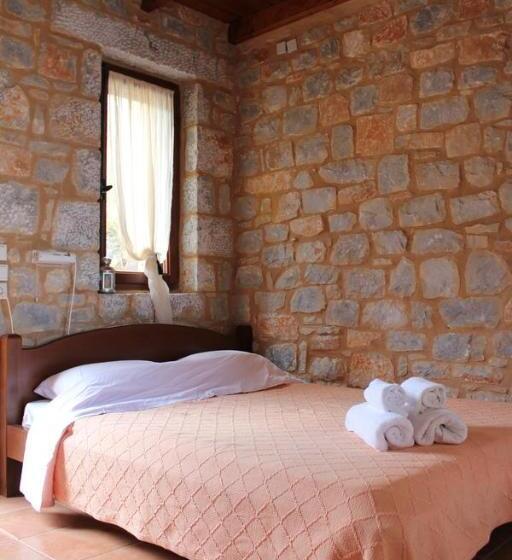 هتل Lalloudes Seaside Accommodation