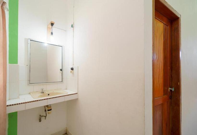 پانسیون Reddoorz @ Tuktuk Danau Toba