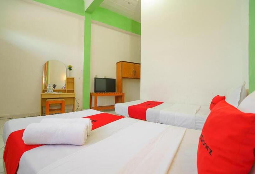 پانسیون Reddoorz @ Tuktuk Danau Toba