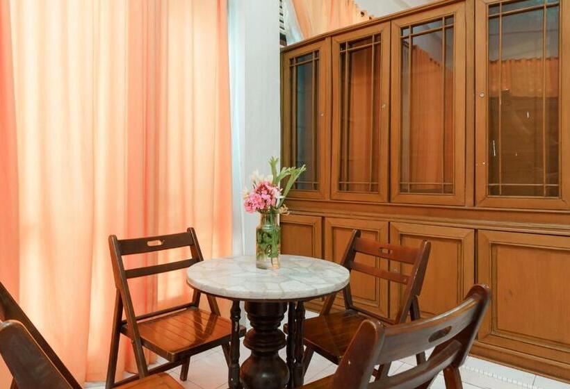 پانسیون Reddoorz @ Tuktuk Danau Toba