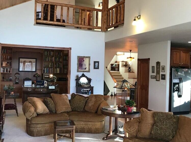 פונדק The Electric Bungalow