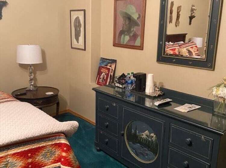 פונדק The Electric Bungalow