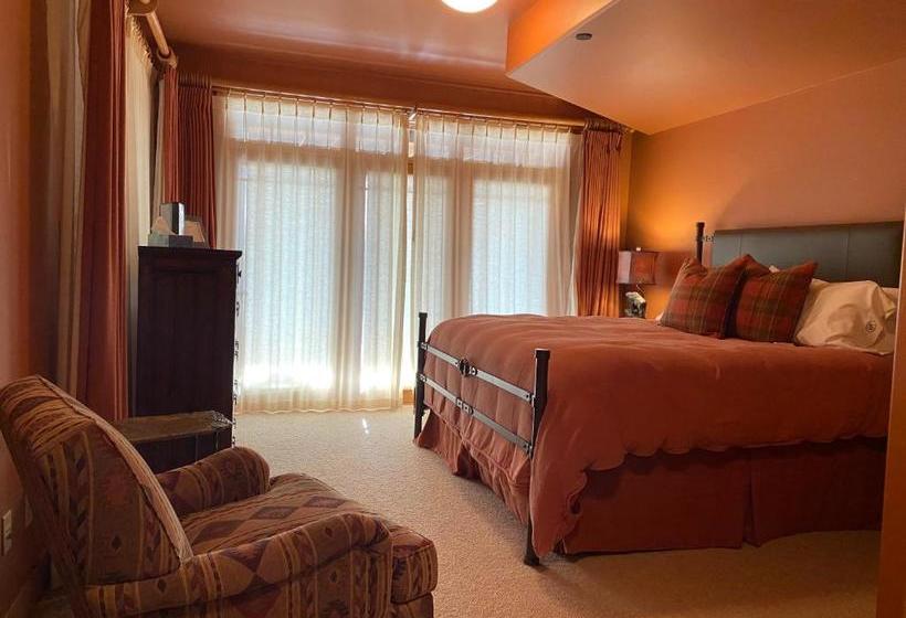 Отель Grey Cliffs Ranch