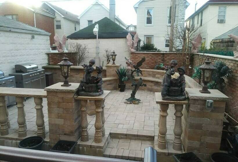 پانسیون East 42nd Mansion