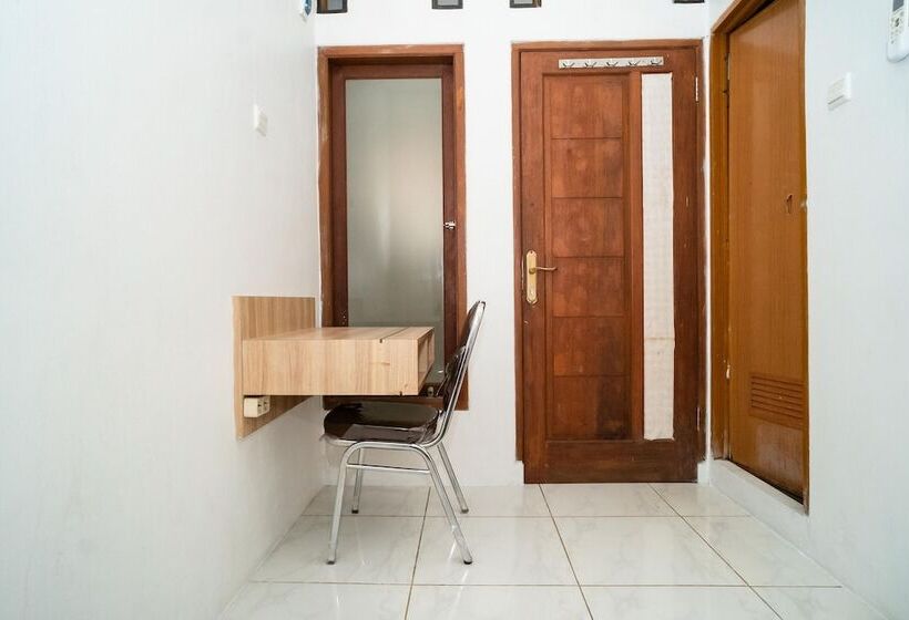 בית מלון כפרי Koolkost Near Universitas Pancasila