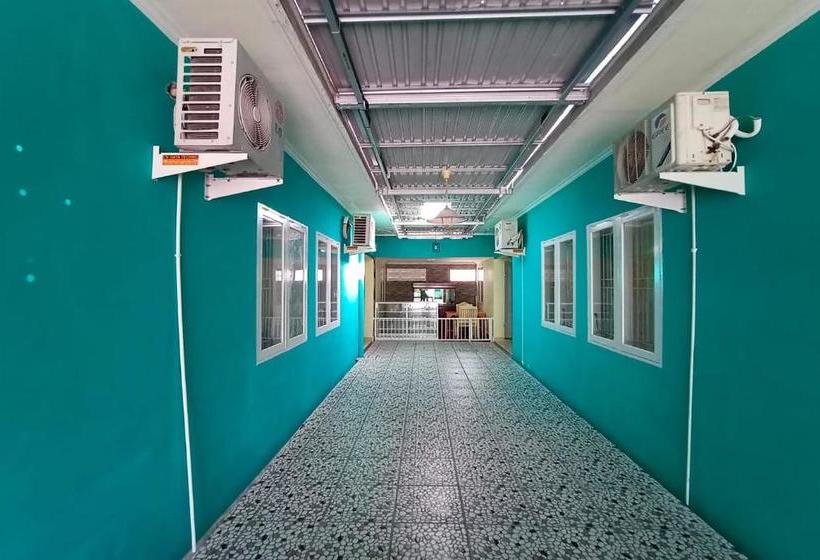 هتل Oyo 3348 Minimalis Homestay