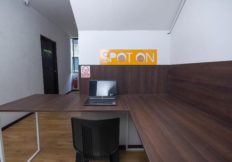 هتل Spot On 89838 Lm Residence