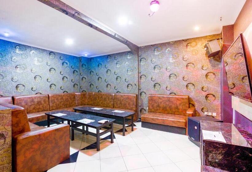 هتل Reddoorz Near City Walk Lippo Cikarang