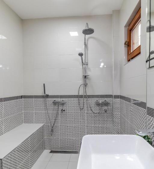 پانسیون House Of Surprise