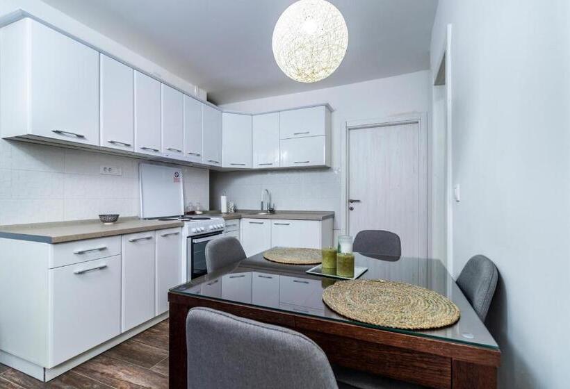 پانسیون House Of Surprise