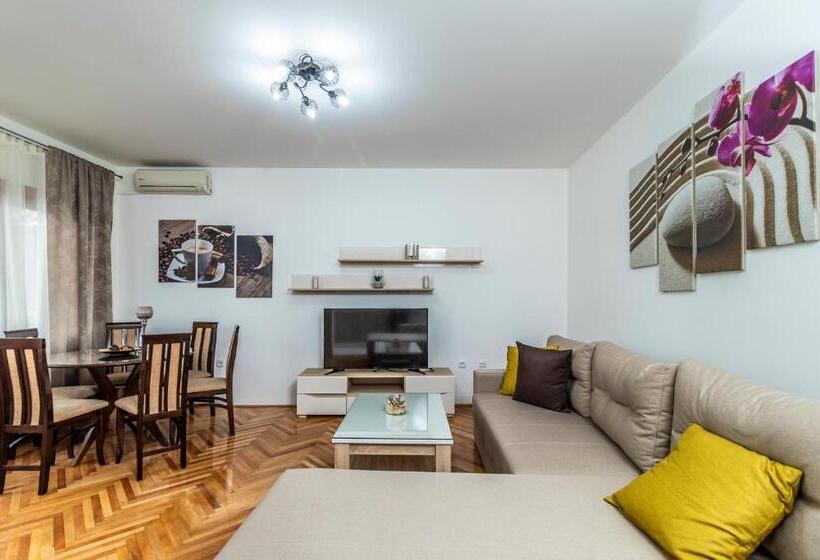 پانسیون House Of Surprise