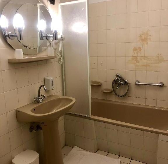 Отель Karikas