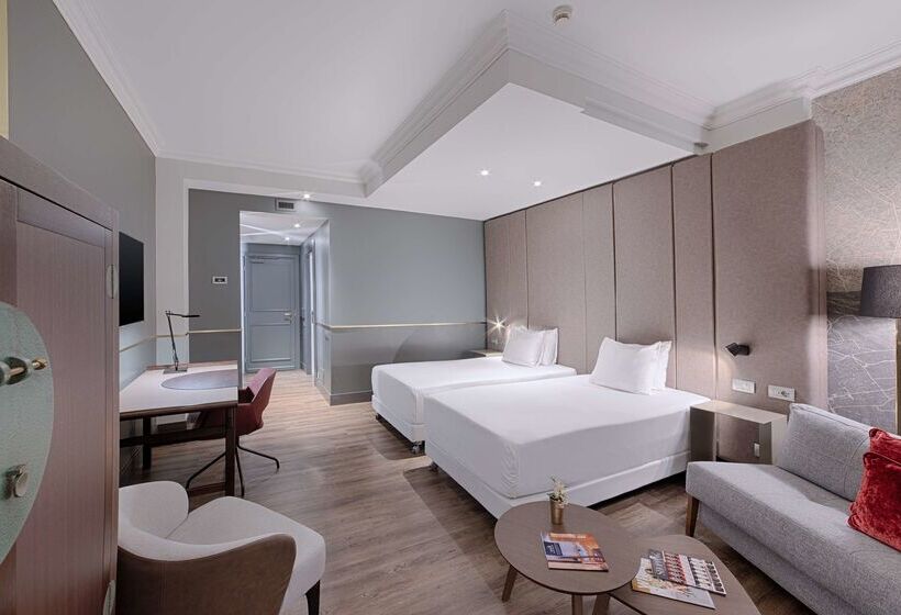 Отель NH Collection Porta Nuova