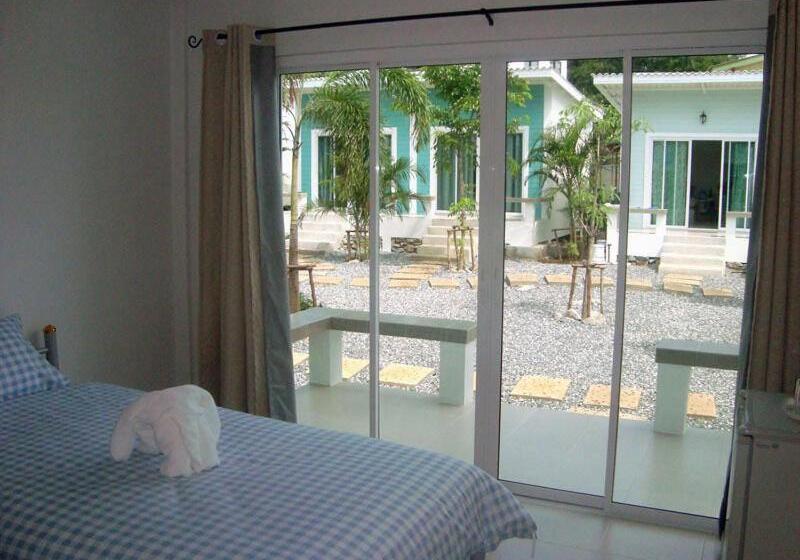 هتل Charlie S Bungalows