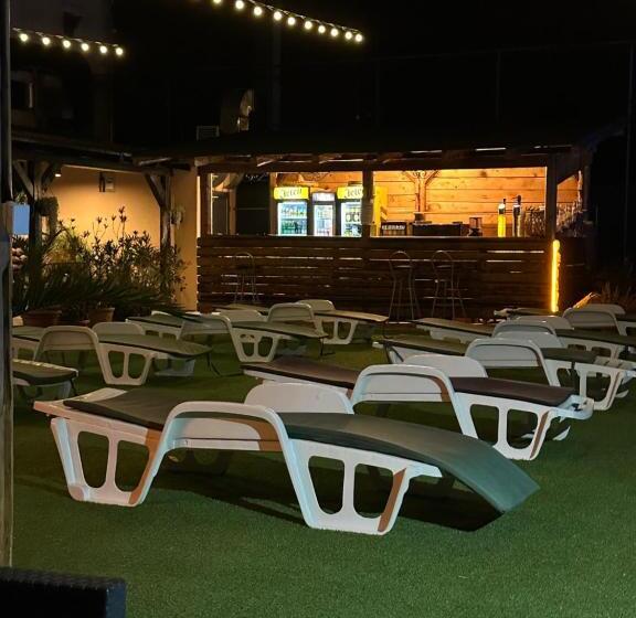 تختخواب و صبحانه Garden House